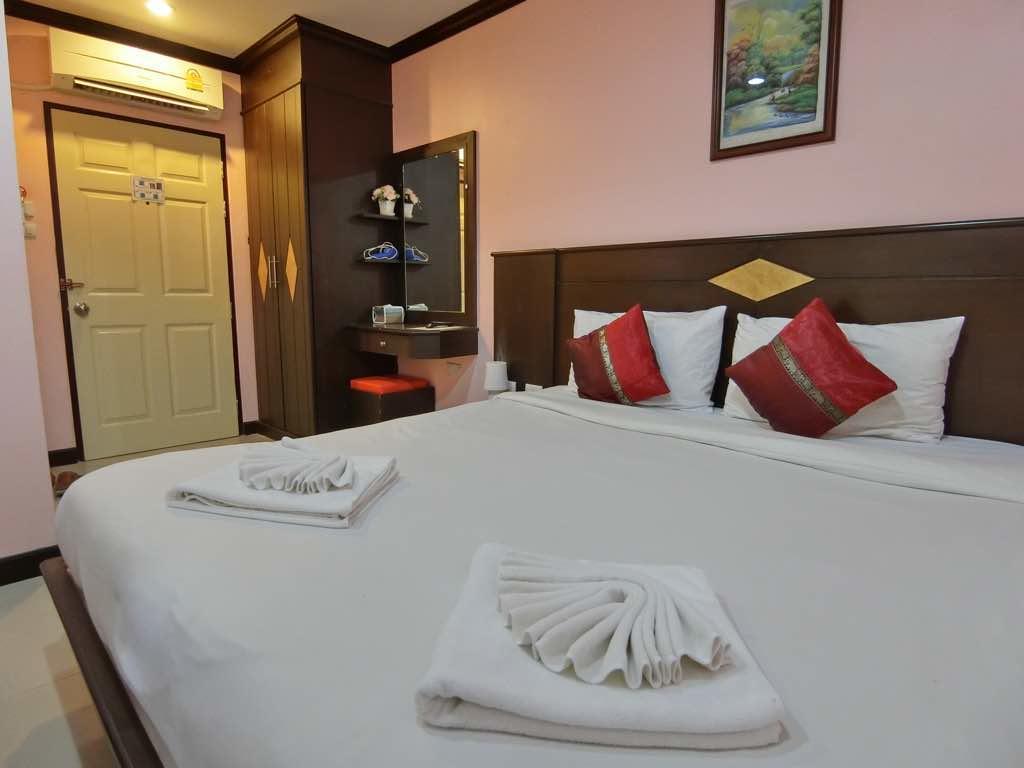 Hollywood Inn Love Patong Exterior photo