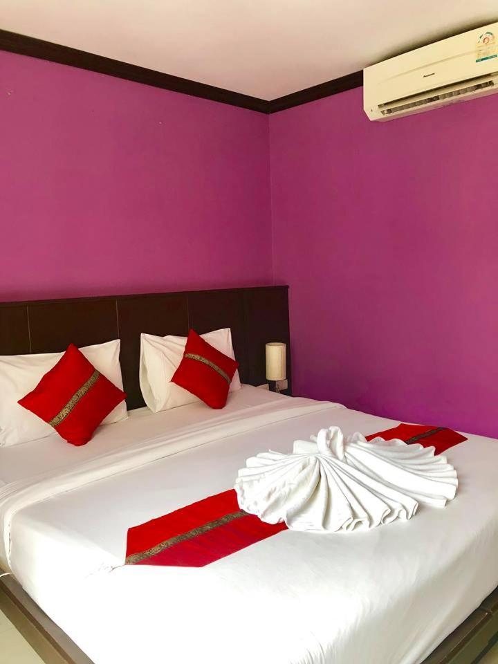 Hollywood Inn Love Patong Exterior photo