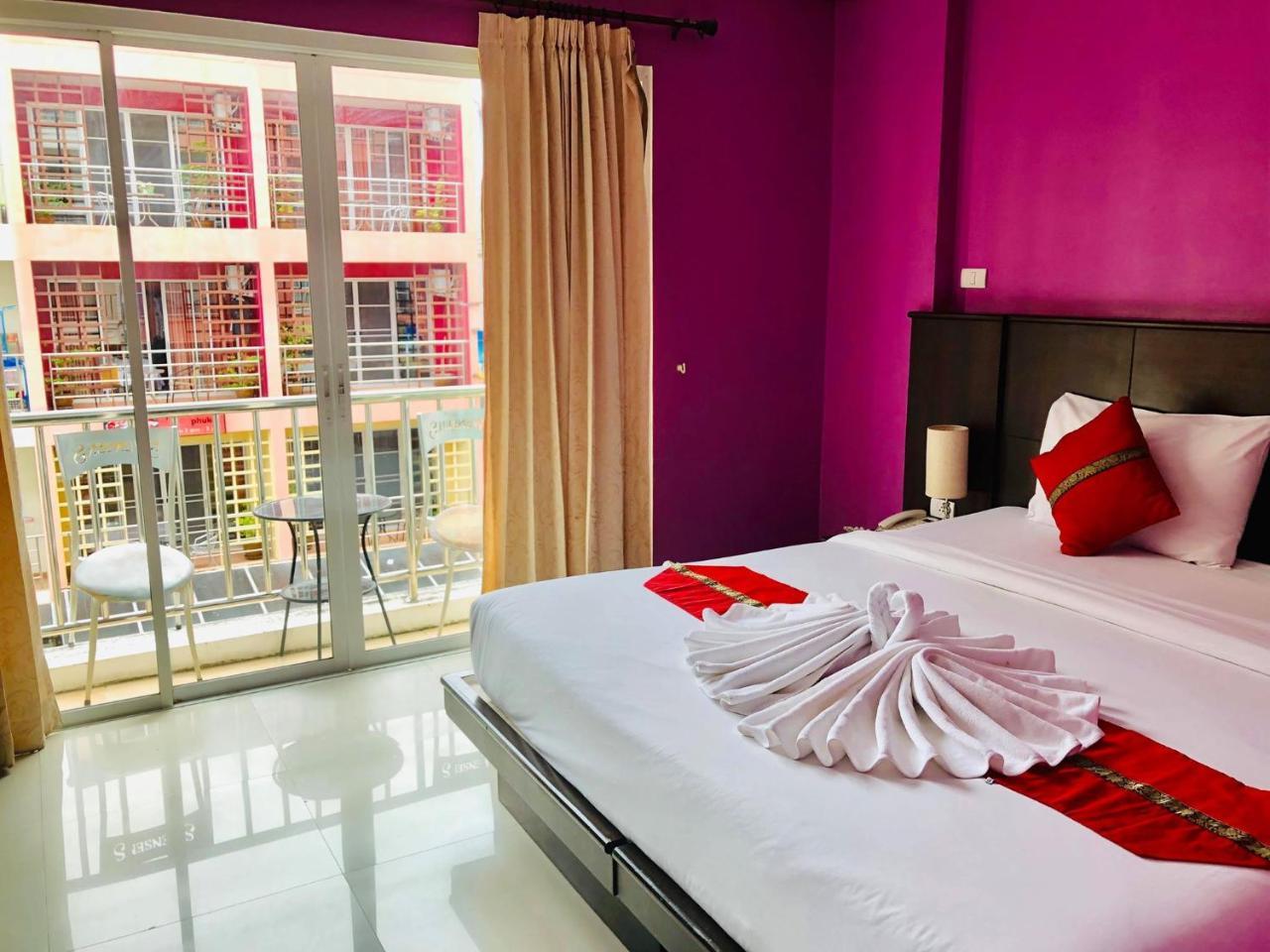Hollywood Inn Love Patong Exterior photo