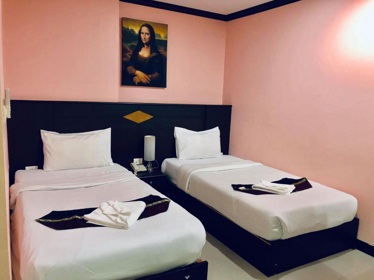 Hollywood Inn Love Patong Exterior photo