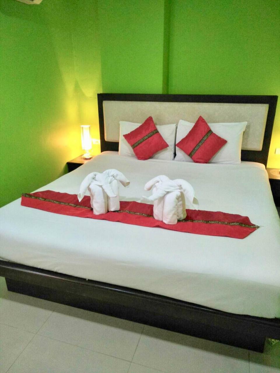 Hollywood Inn Love Patong Exterior photo