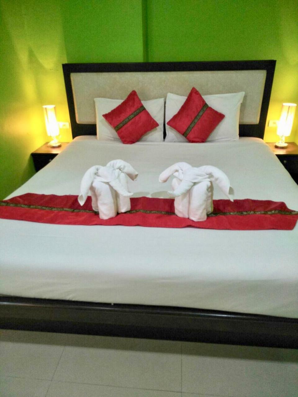 Hollywood Inn Love Patong Exterior photo